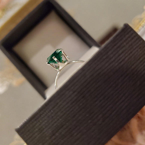 1.2 Carat AAA zirconia emerald birthstone ring - Picture 2 of 5